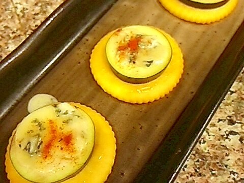 なすとブルーチーズのリッツ
